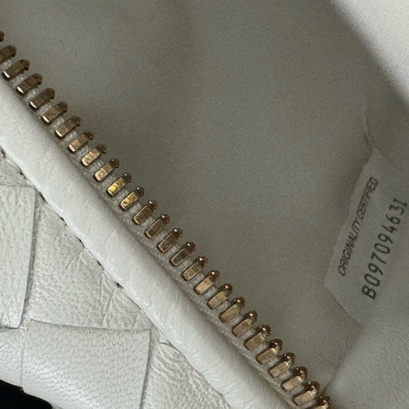 BOTTEGA VENETA
Mini Leather Jodie Bag
Zip fastening
Single top handle - Picture 7 of 12